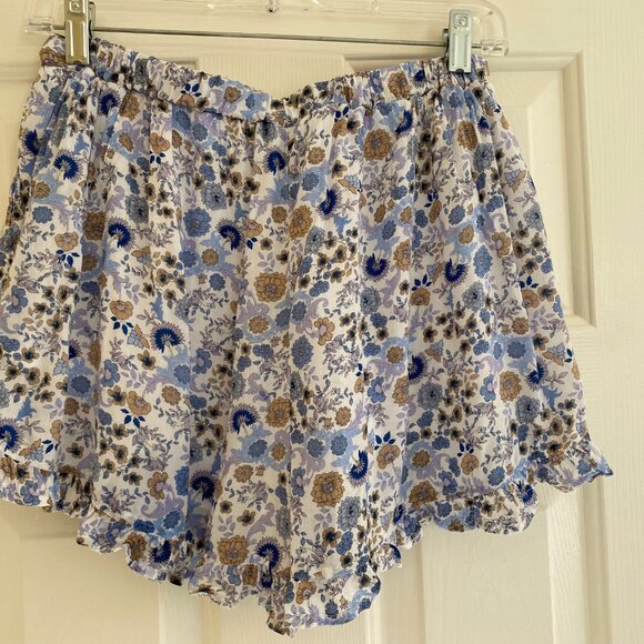 AYLA from Francesca's floral flutter shorts, elastic back, pockets, lined, sz M - Picture 3 of 3